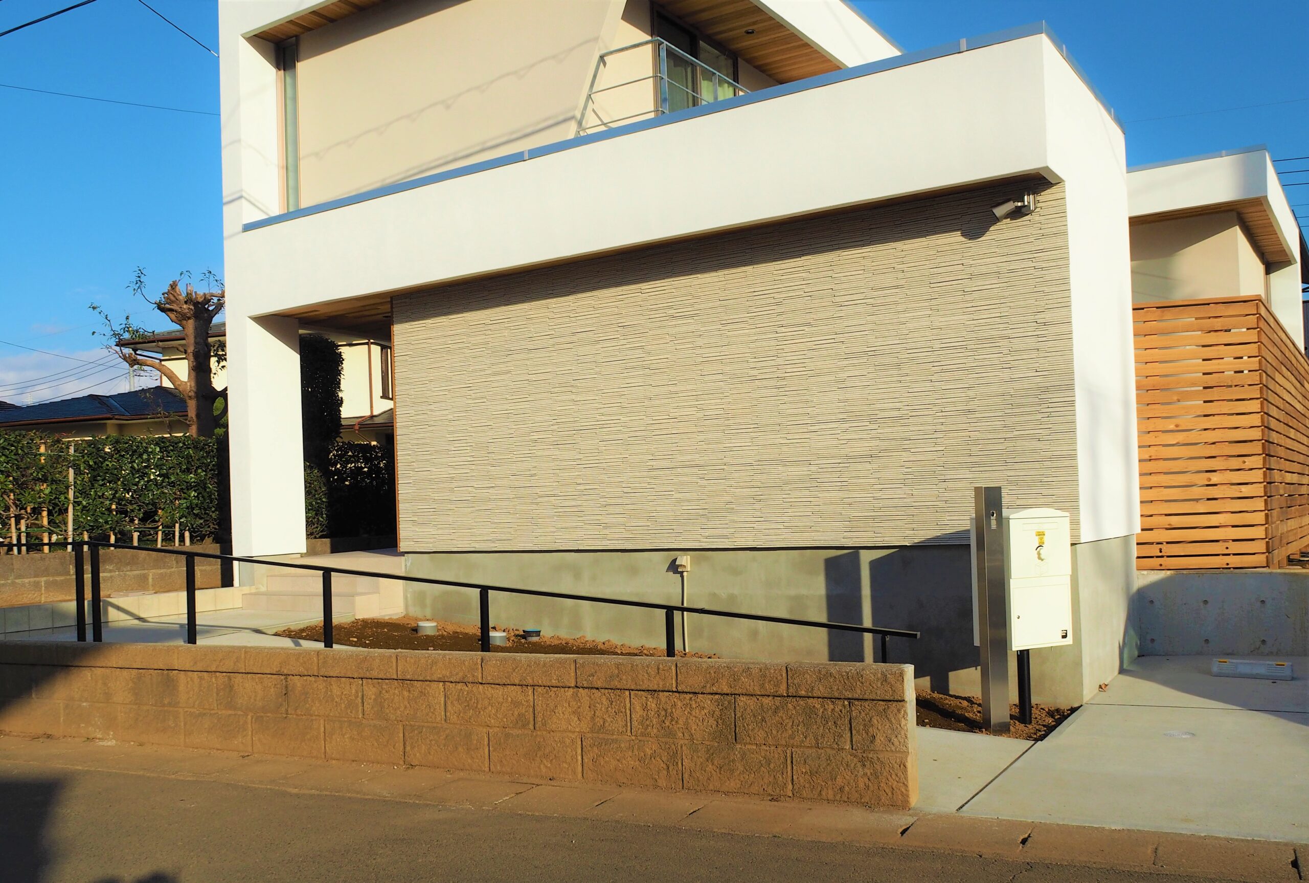 【土浦市 O様邸】 フェンス兼用のシックな手すりが建物と調和したエクステリア
