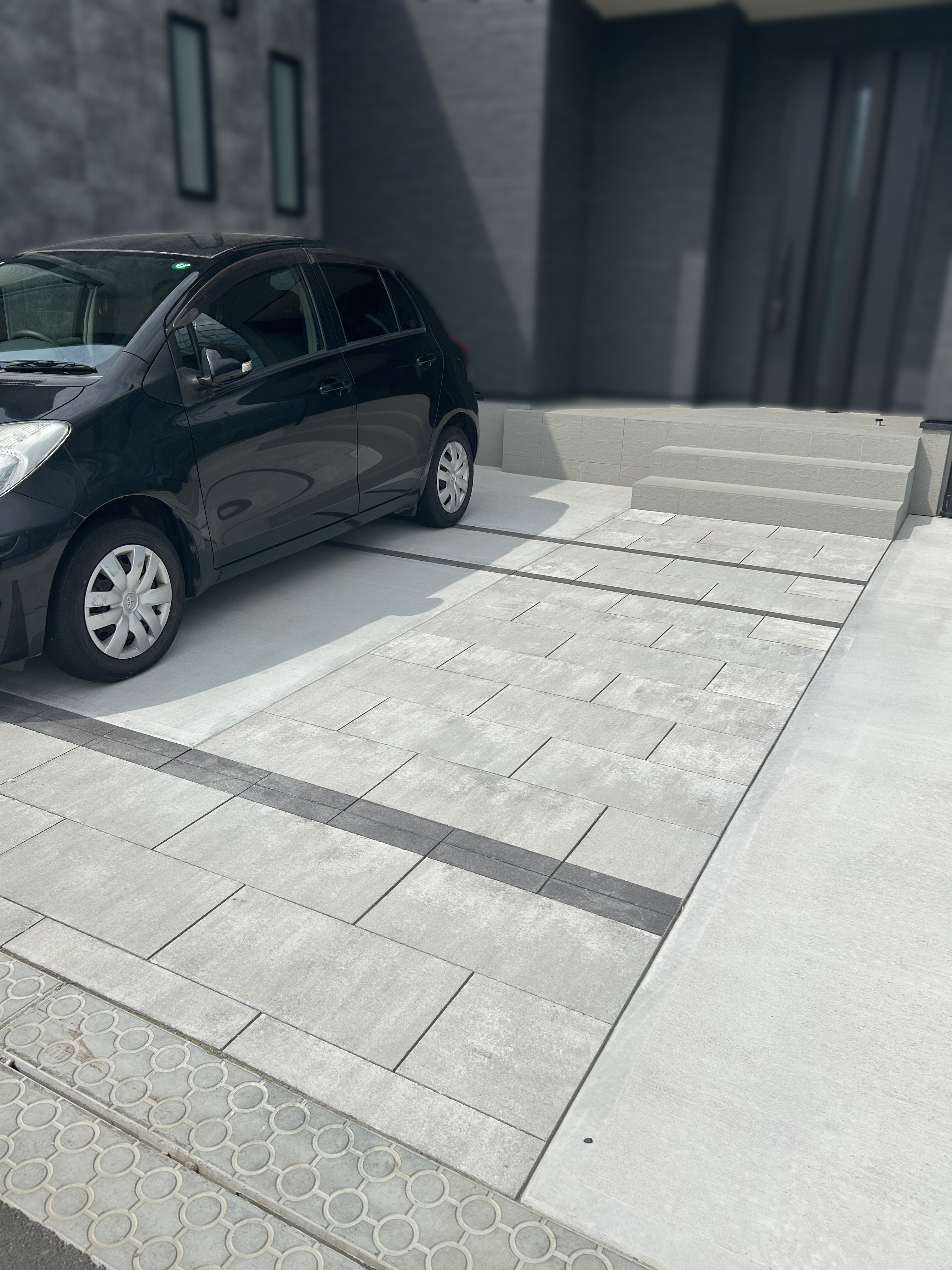 グレー外壁に映えるインダストリアル外構【取手市】